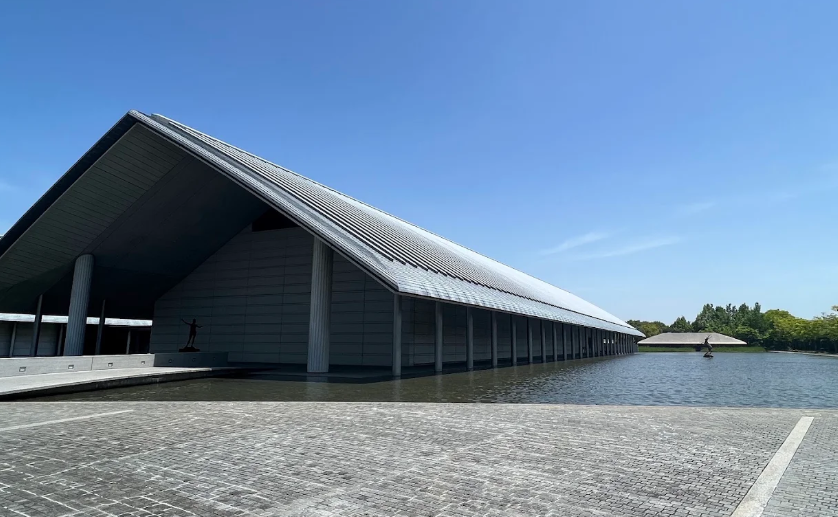 水庭に浮かぶ佐川美術館の建物