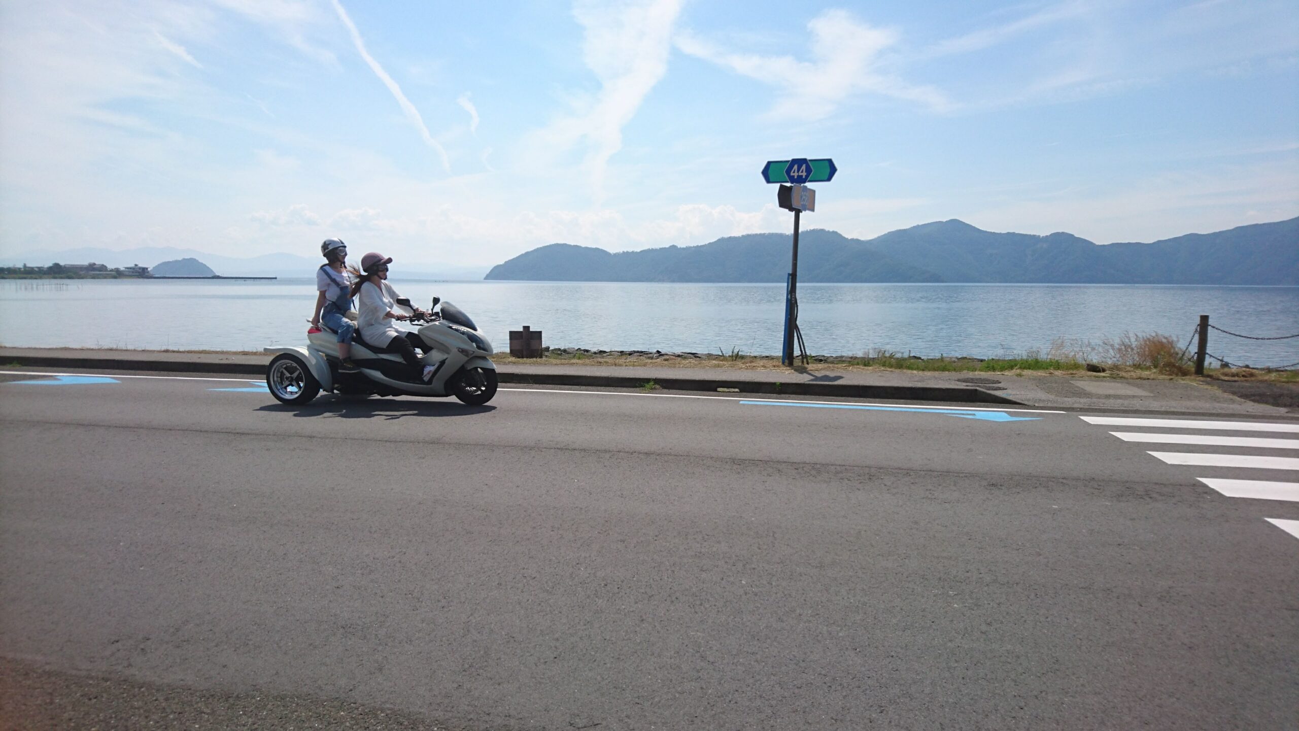 トライクで走る湖岸道路