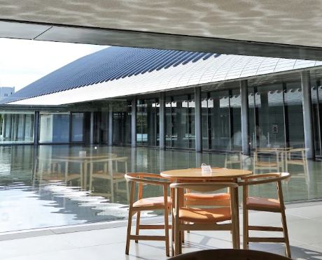 水庭に面した佐川美術館のカフェ